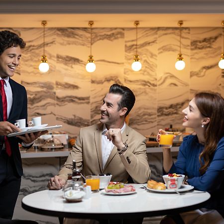 La Clef Champs-Elysees Paris By The Crest Collection Exteriér fotografie A butler serving guests at the lounge