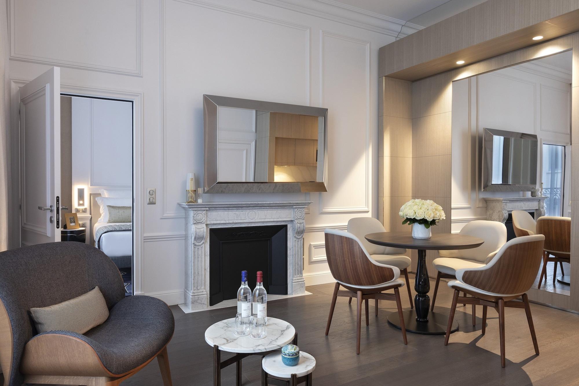 La Clef Champs-Elysees Paris By The Crest Collection Exteriér fotografie The interior of a suite at the hotel
