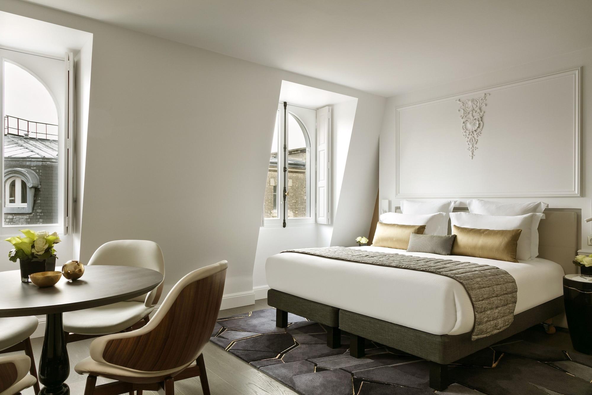 La Clef Champs-Elysees Paris By The Crest Collection Exteriér fotografie A bedroom at the hotel