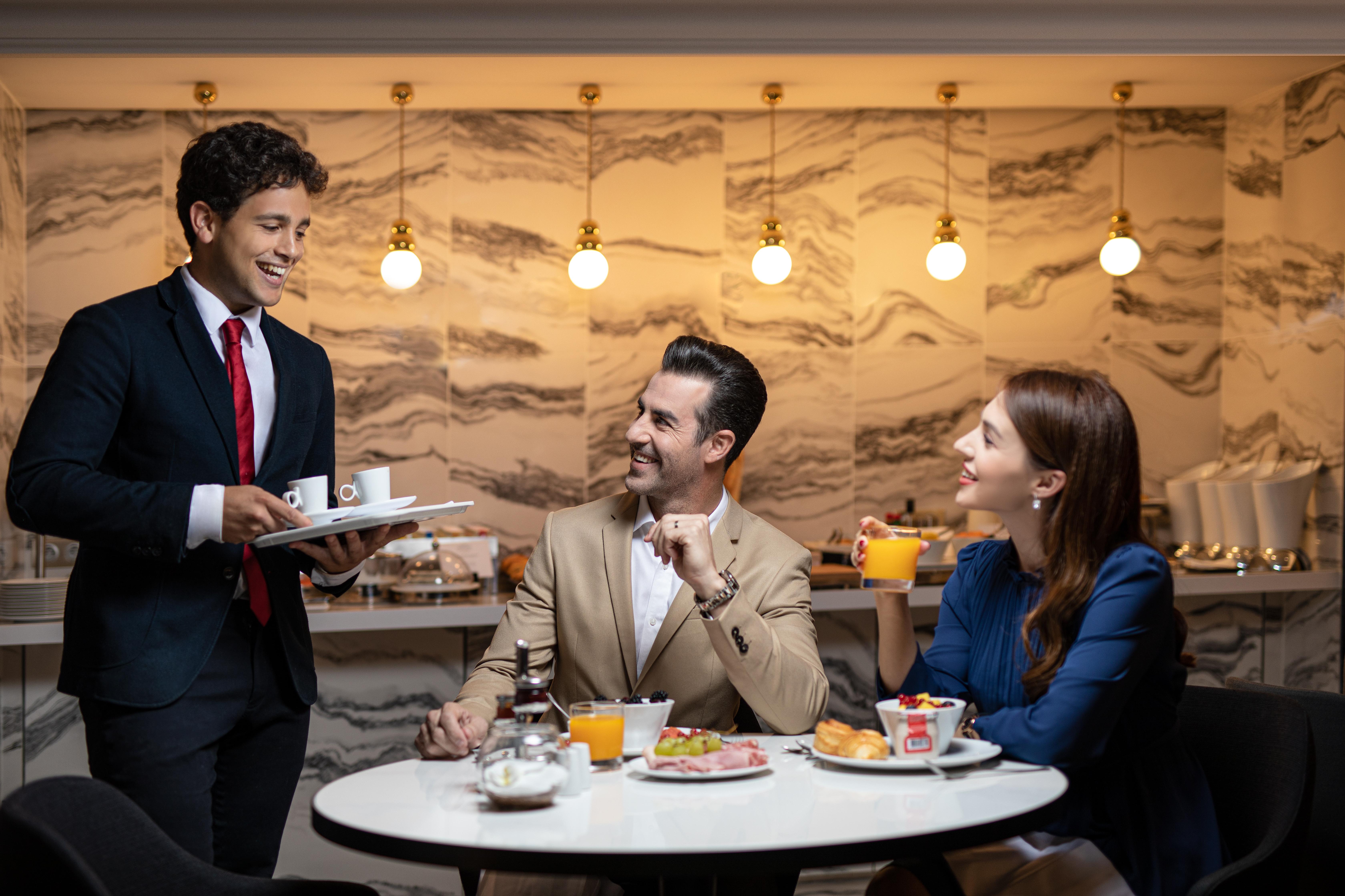 La Clef Champs-Elysees Paris By The Crest Collection Exteriér fotografie A butler serving guests at the lounge