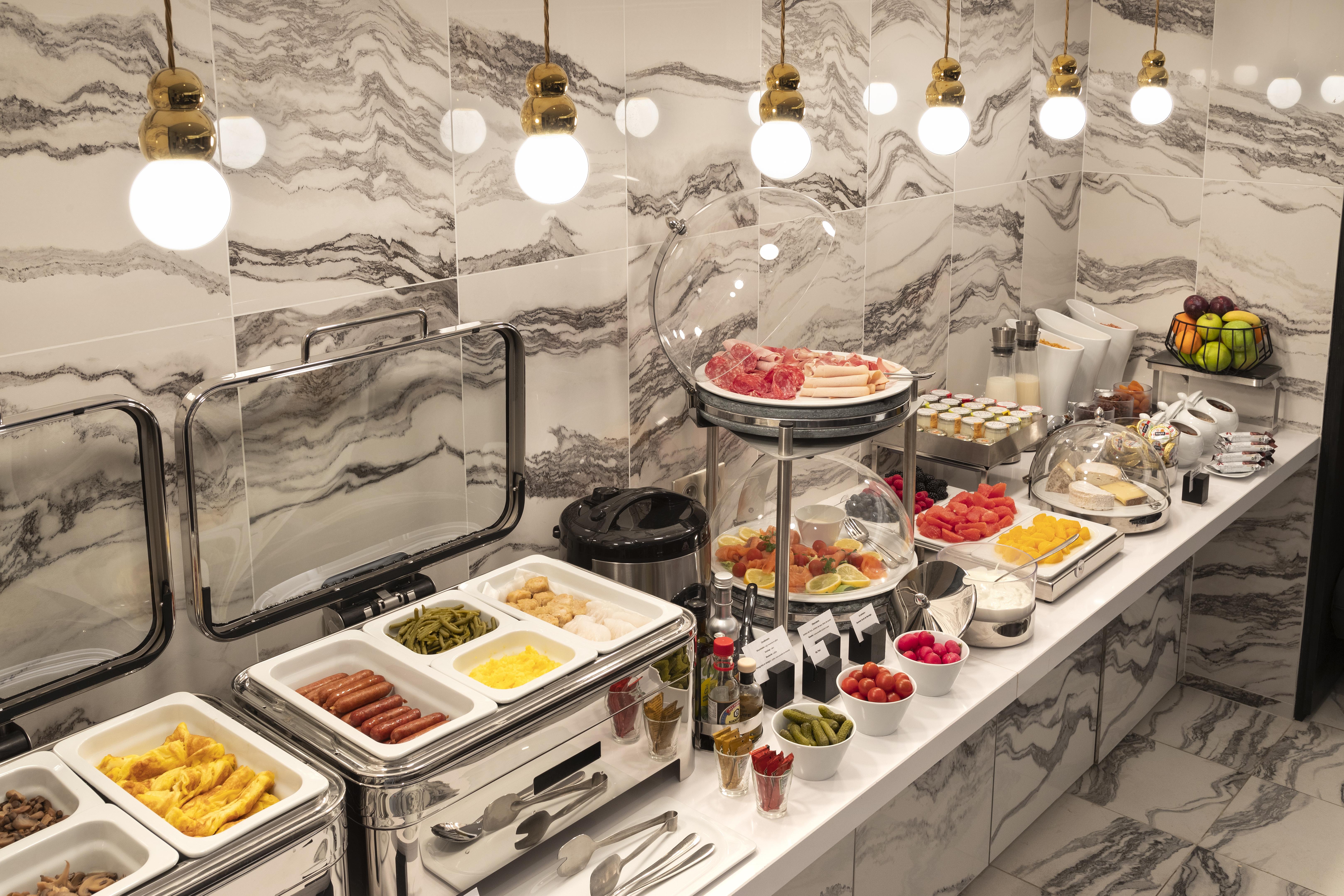 La Clef Champs-Elysees Paris By The Crest Collection Exteriér fotografie A buffet at a hotel