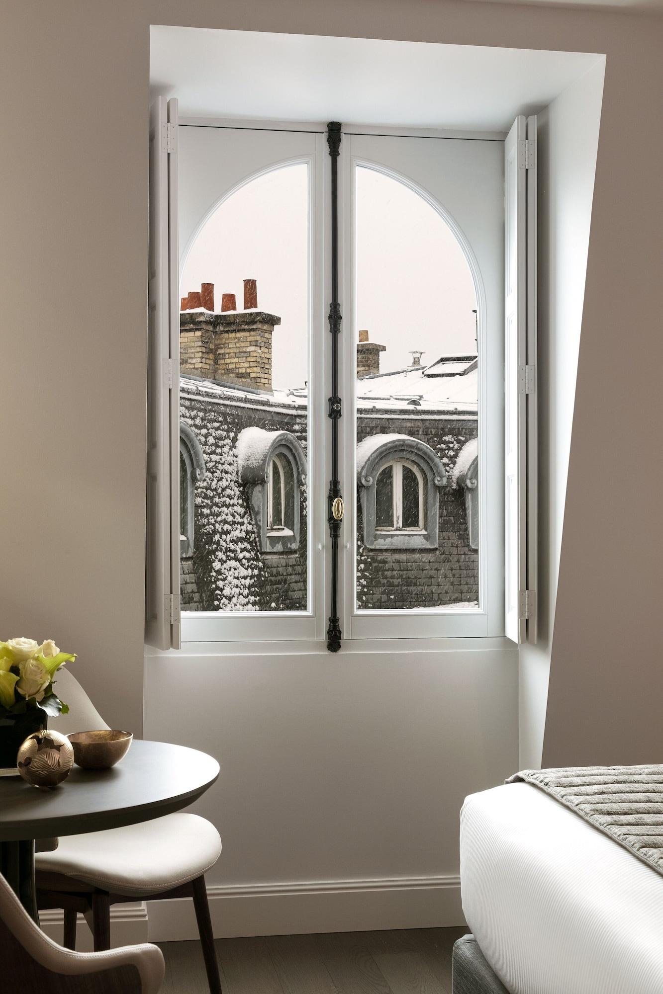 La Clef Champs-Elysees Paris By The Crest Collection Exteriér fotografie A window with a French window