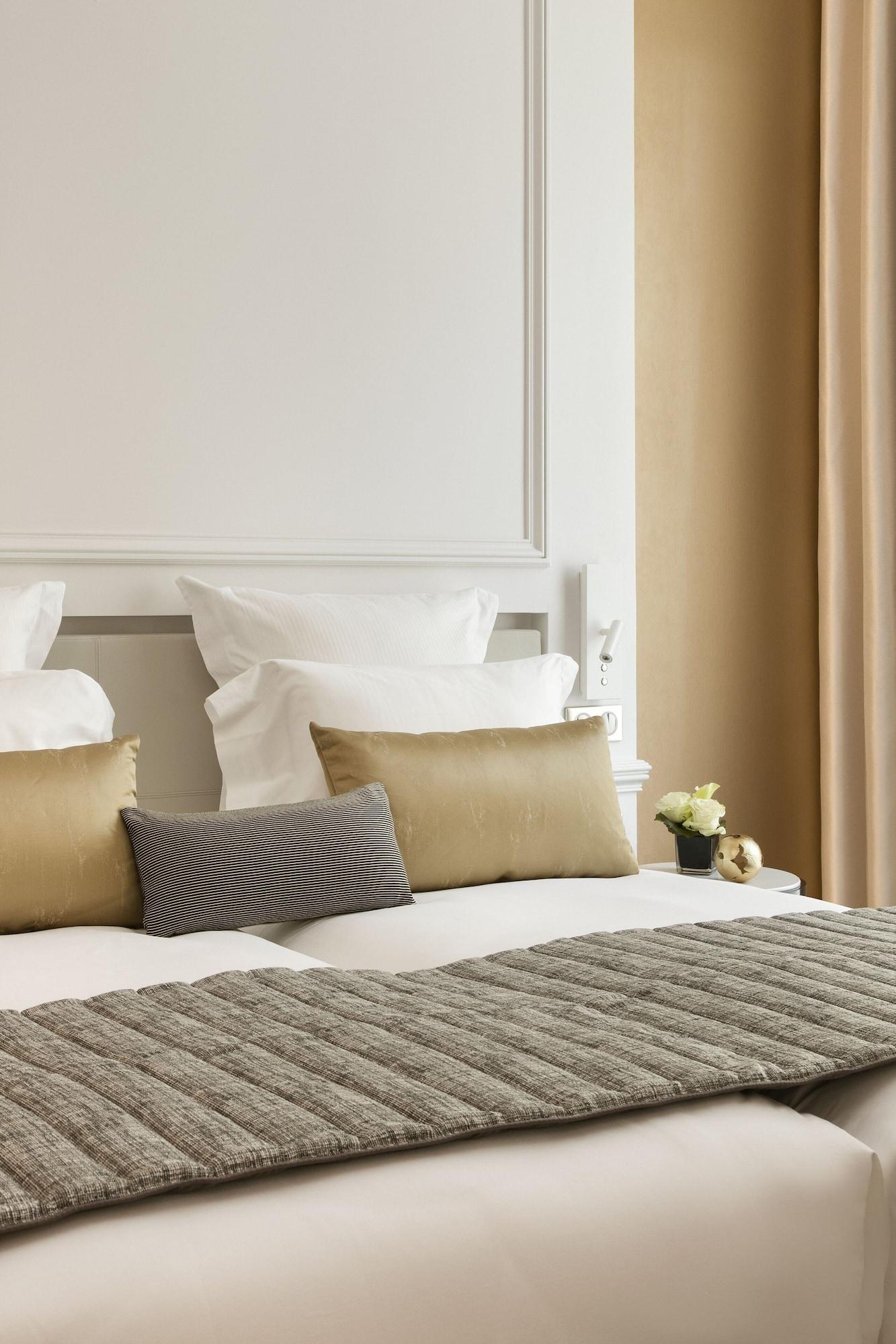 La Clef Champs-Elysees Paris By The Crest Collection Exteriér fotografie A bed with cushions