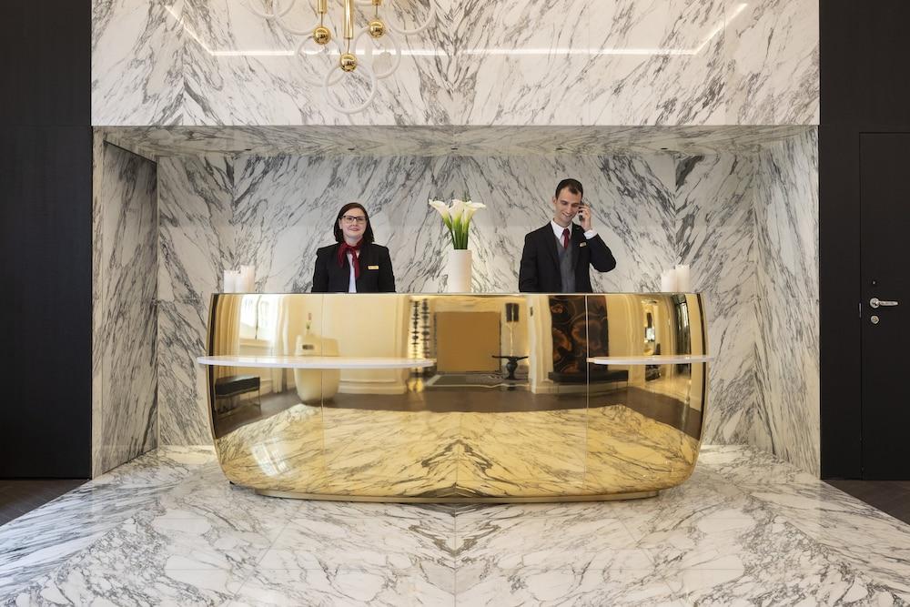 La Clef Champs-Elysees Paris By The Crest Collection Exteriér fotografie The hotel's reception