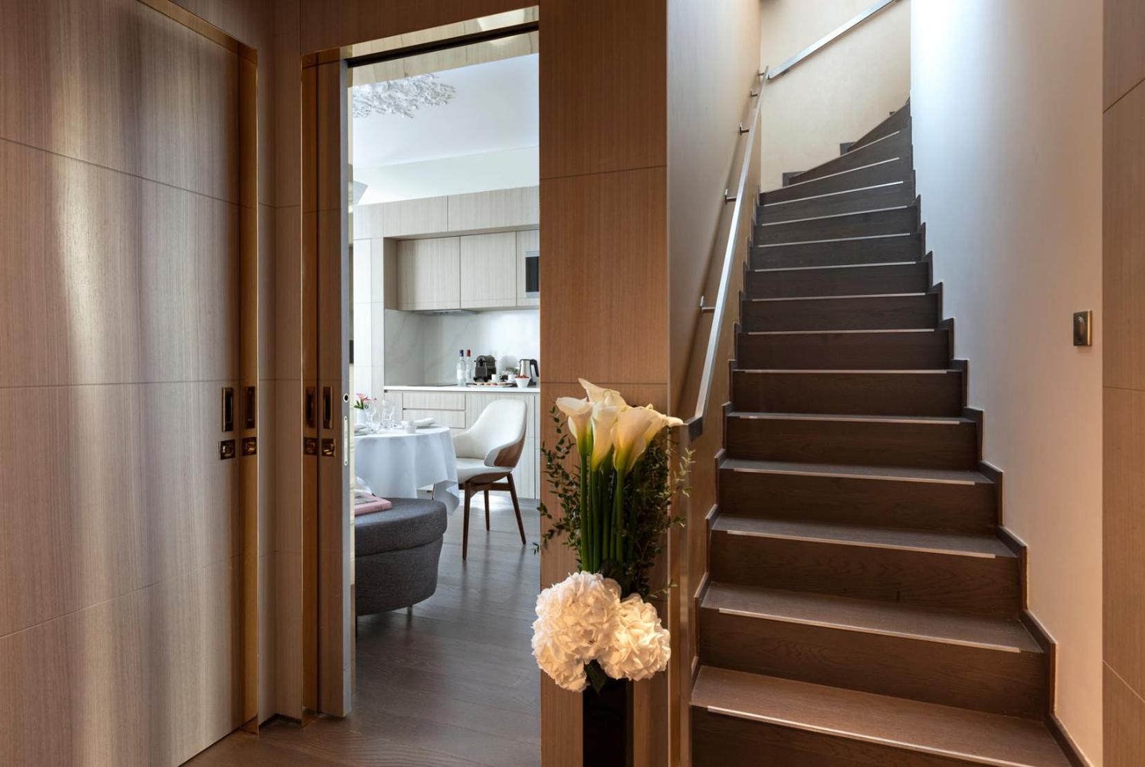 La Clef Champs-Elysees Paris By The Crest Collection Pokoj fotografie A staircase in a house