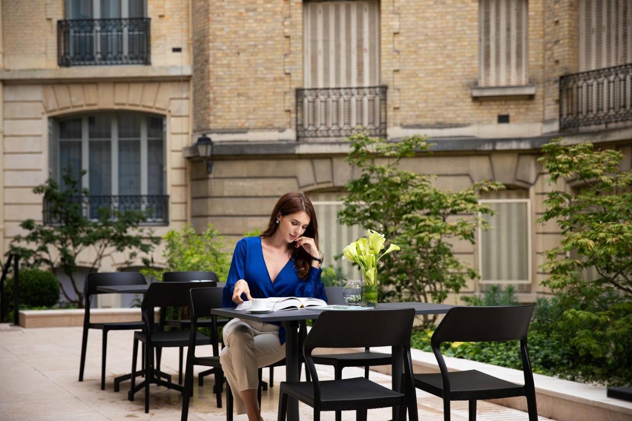 La Clef Champs-Elysees Paris By The Crest Collection Exteriér fotografie A woman working at the French National Archives